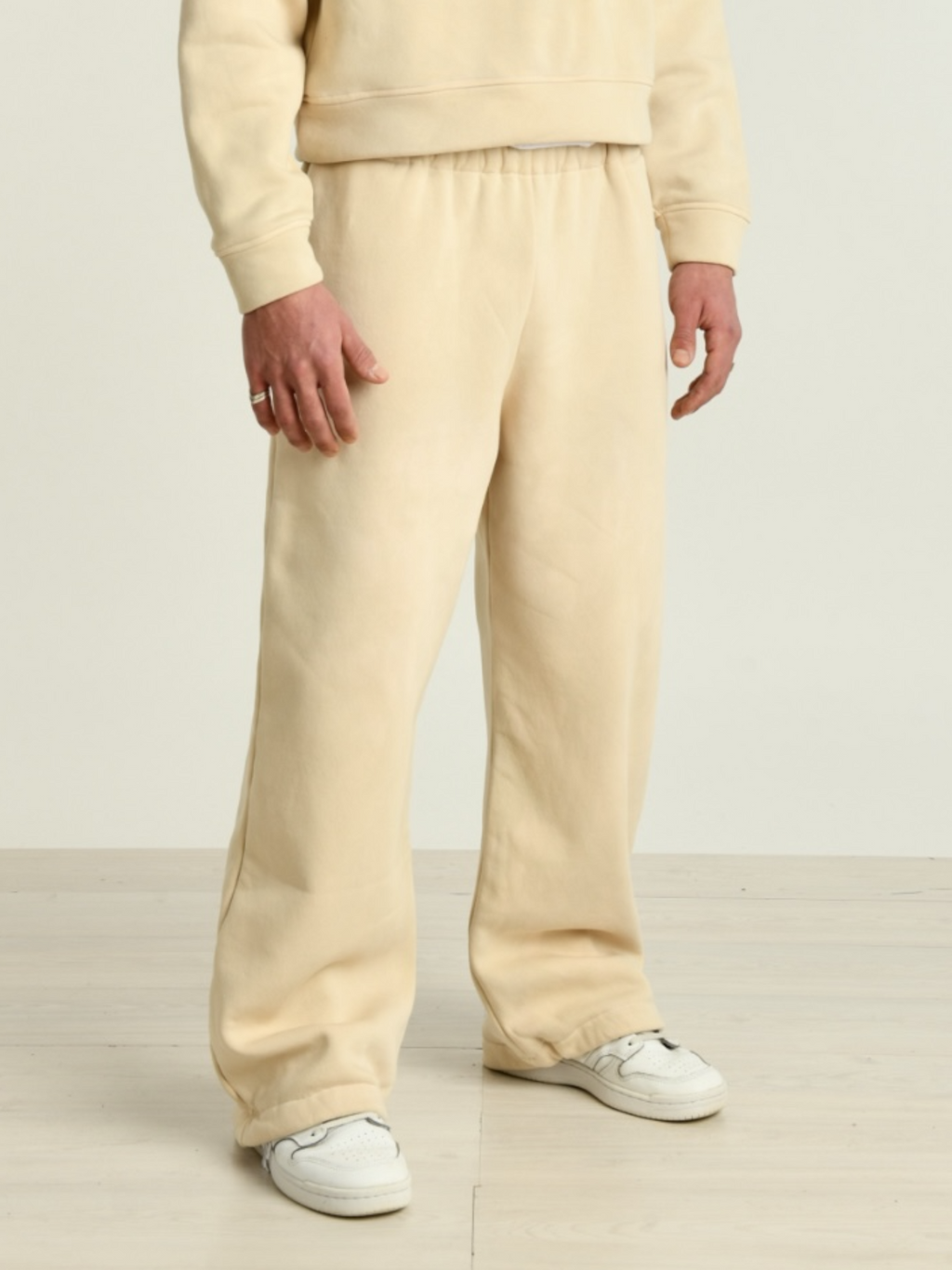 Pantalone beige uomo indossato dal modello vista laterale 