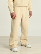 Pantalone beige uomo indossato dal modello vista laterale 