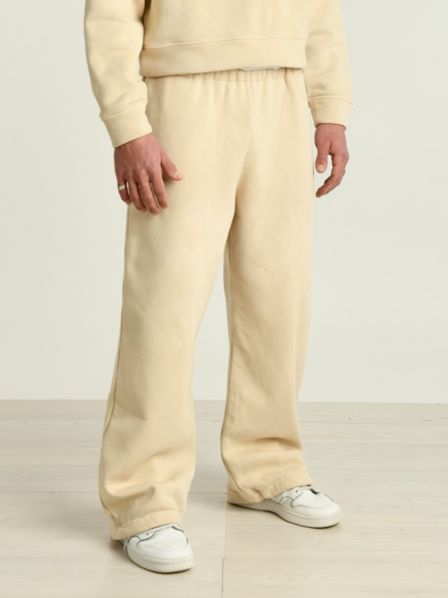 Pantalone beige uomo indossato dal modello vista laterale 