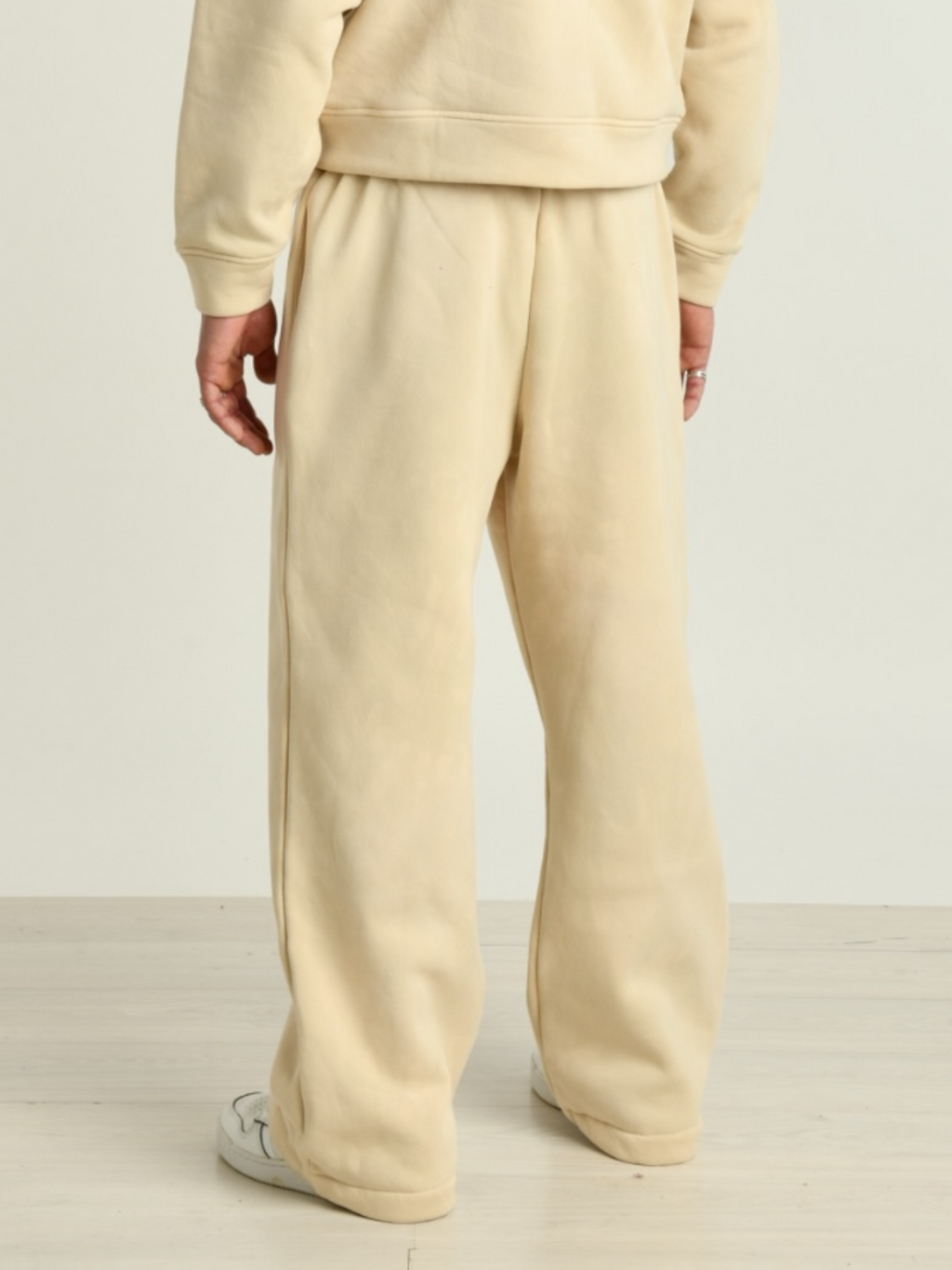 Pantalone beige uomo indossato dal modello vista posteriore 