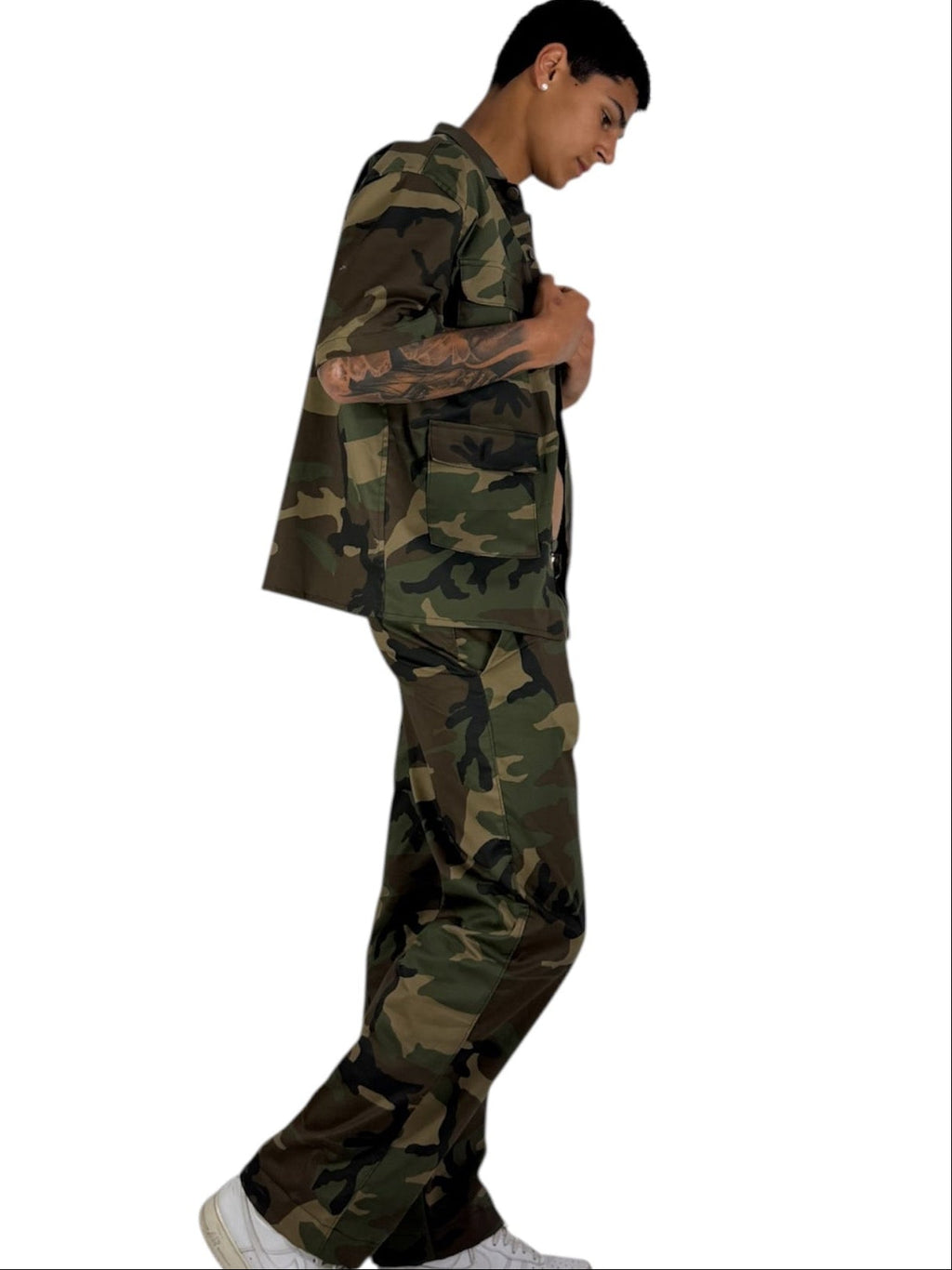 Pantalone camouflage uomo indossato dal modello 