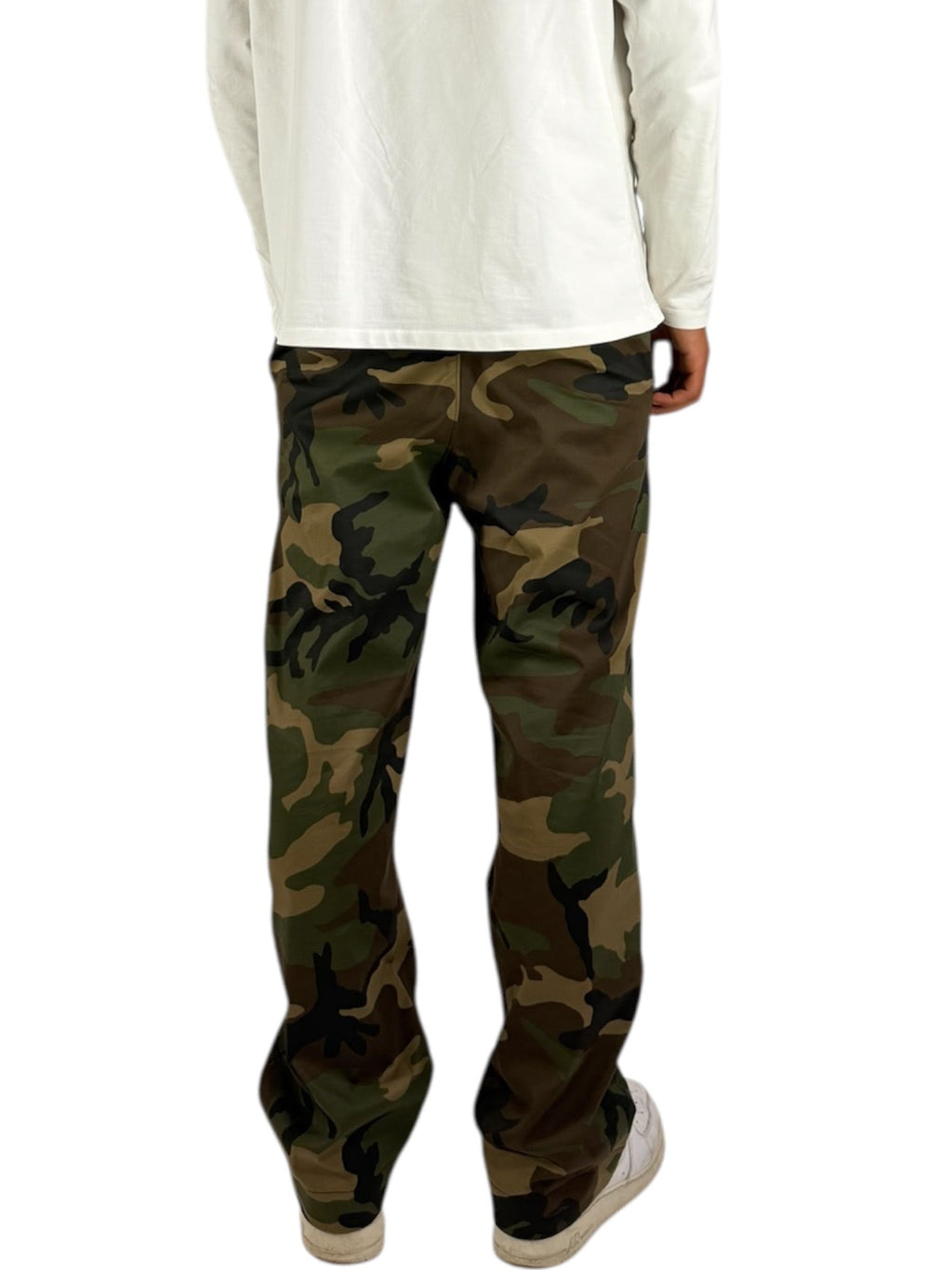 Pantalone camouflage uomo indossato dal modello vista posteriore 
