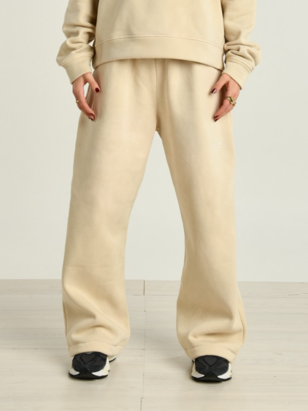 Pantalone donna beige indossato dalla modella vista frontale 