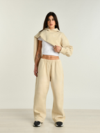 Pantalone donna beige indossato dalla modella vista intera 