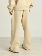 Pantalone donna beige indossato dalla modella vista posteriore 
