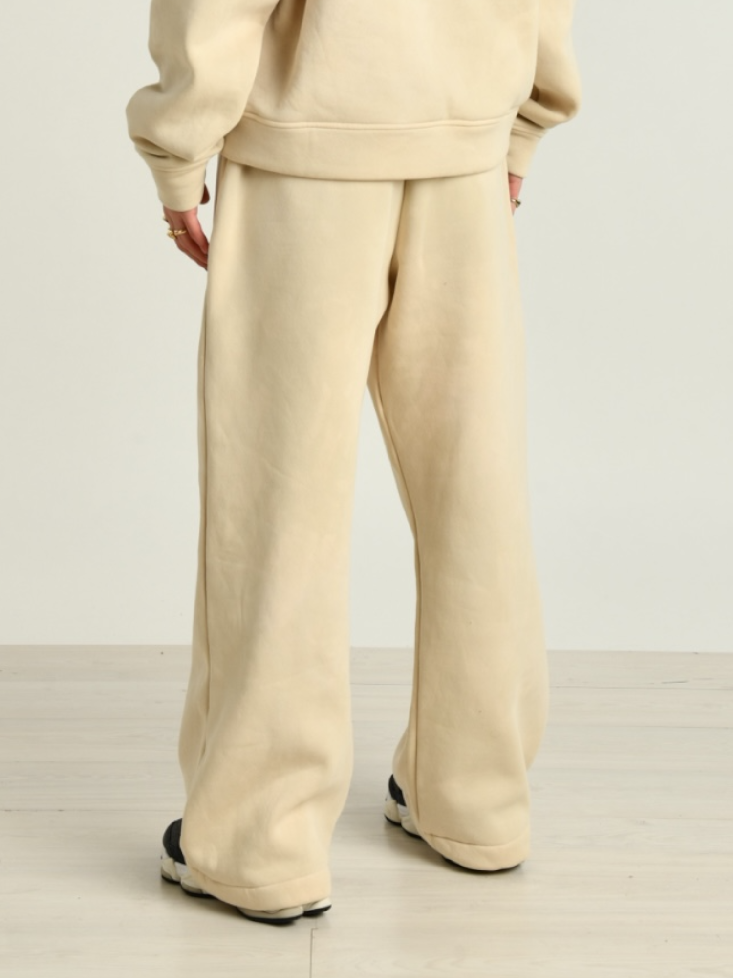 Pantalone donna beige indossato dalla modella vista posteriore 