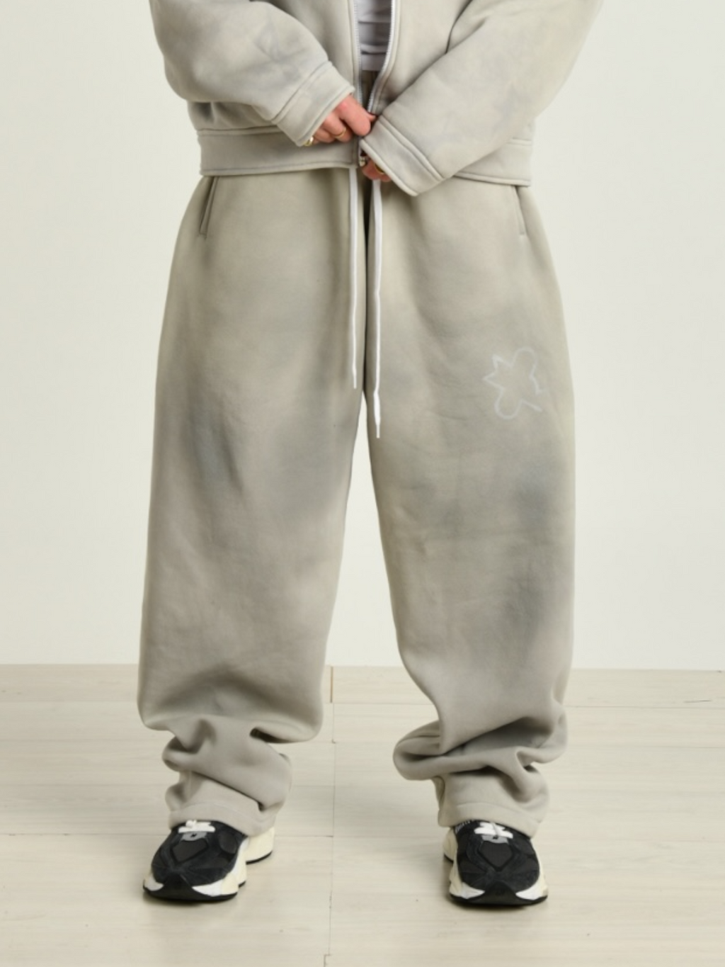 Pantalone donna grigio indossato dalla modella vista frontale 