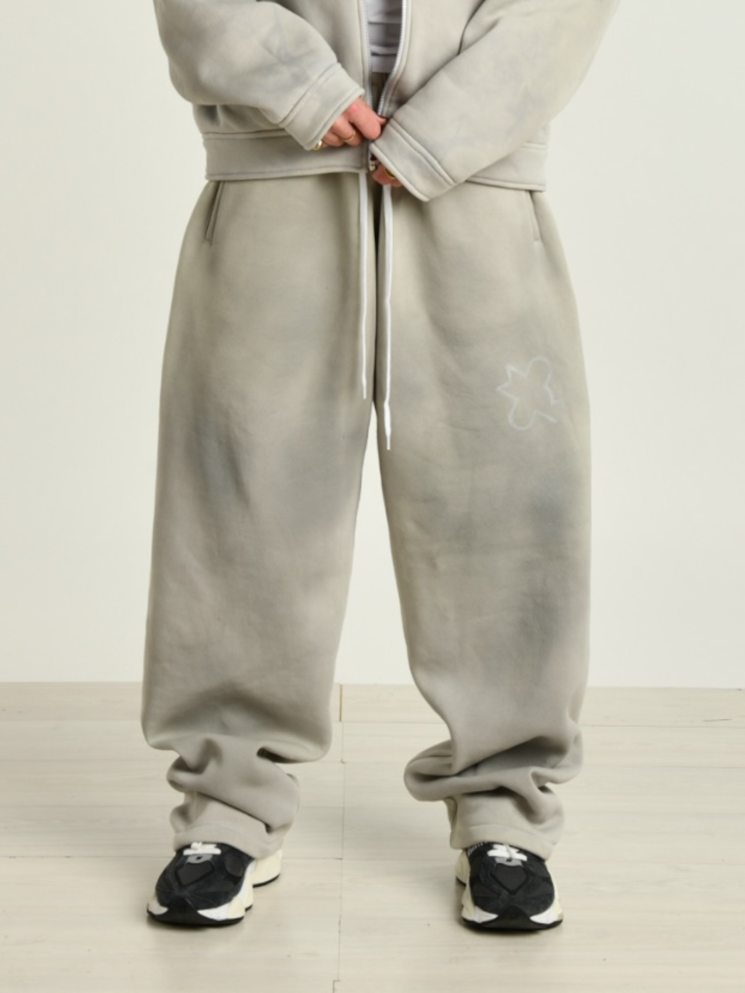 Pantalone donna grigio indossato dalla modella vista frontale 