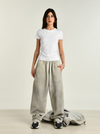 Pantalone donna grigio indossato dalla modella vista intera 