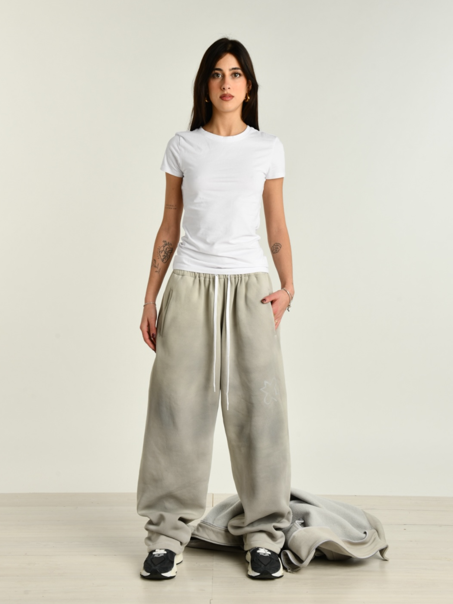 Pantalone donna grigio indossato dalla modella vista intera 