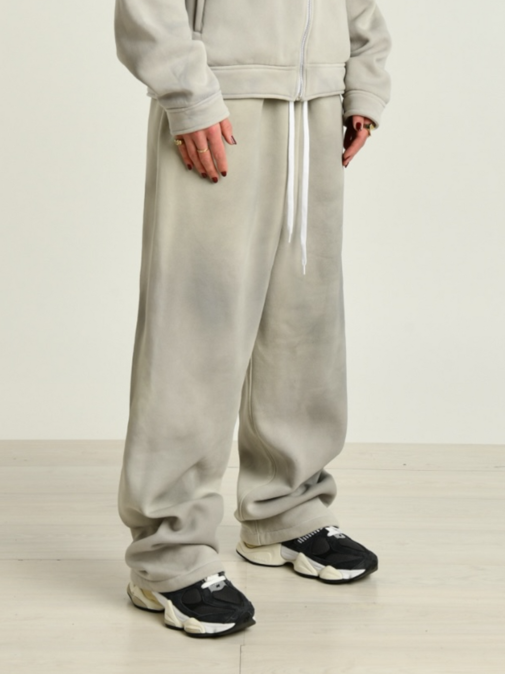 Pantalone donna grigio indossato dalla modella vista laterale 