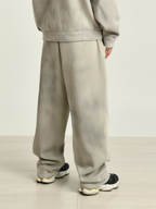 Pantalone donna grigio indossato dalla modella vista posteriore 