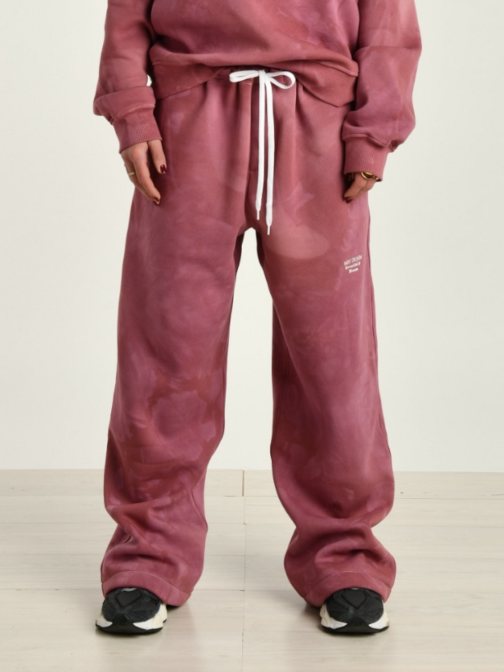 Pantalone donna rosso indossato dalla modella vista frontale
