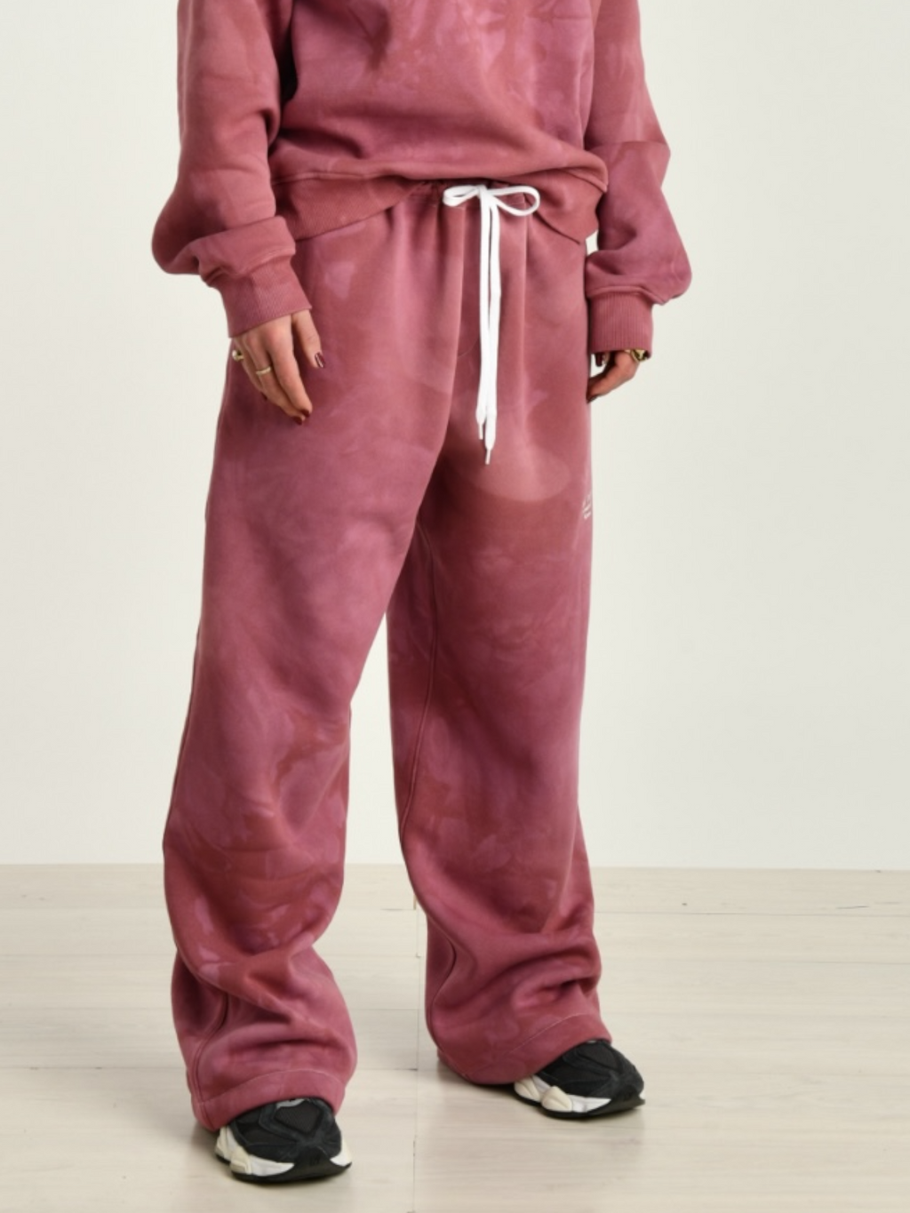 Pantalone donna rosso indossato dalla modella vista laterale 