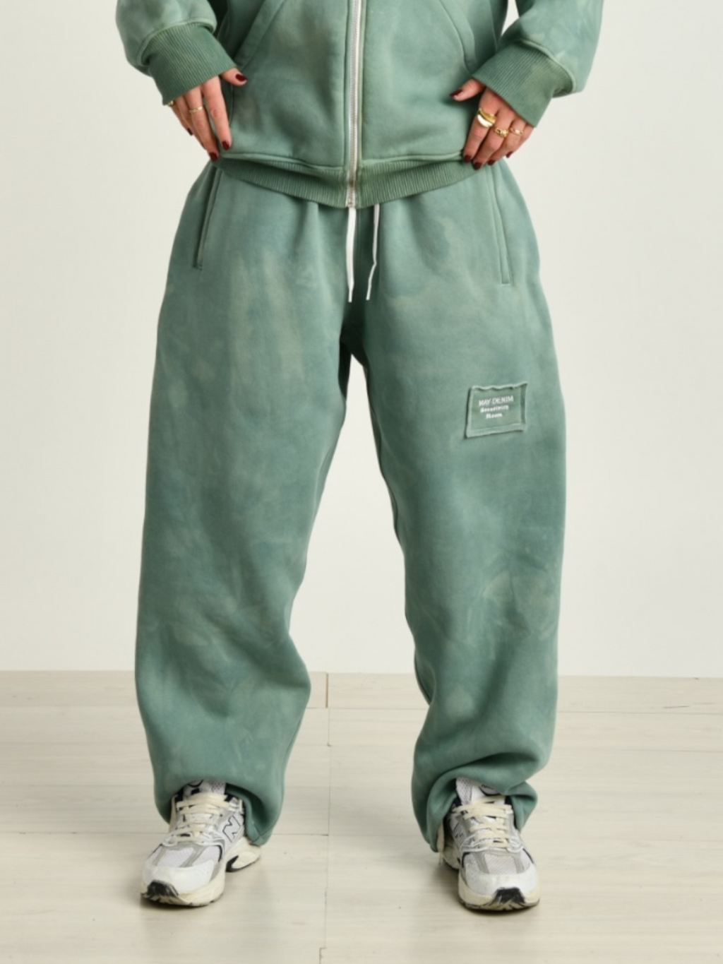 Pantalone donna verde indossato dalla modella vista frontale