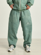 Pantalone donna verde indossato dalla modella vista frontale