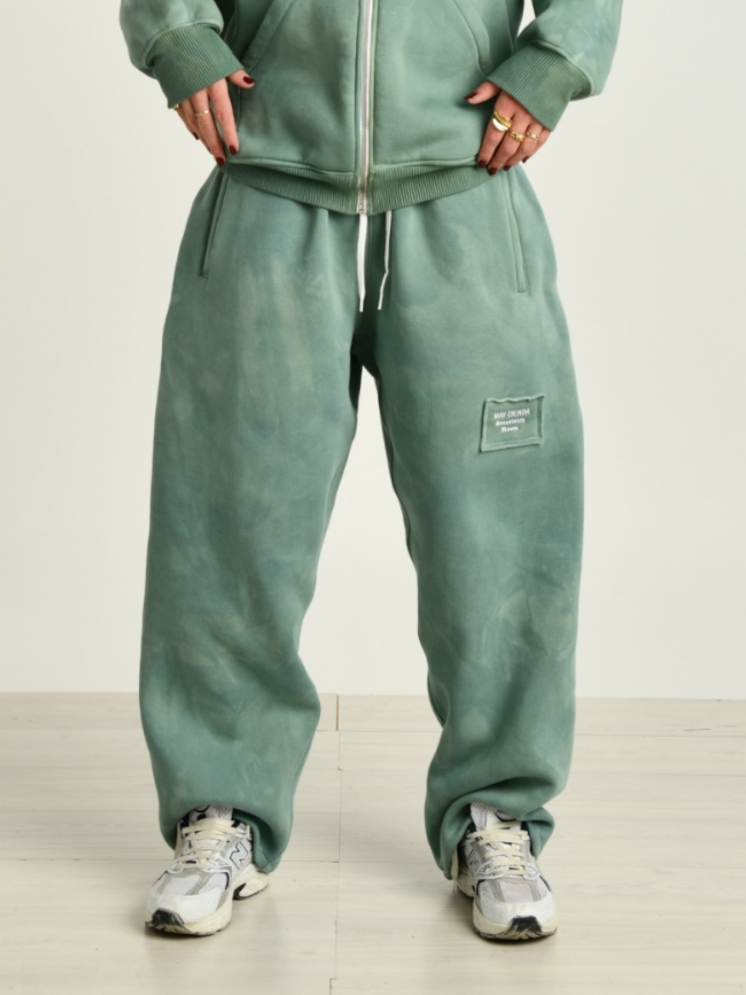 Pantalone donna verde indossato dalla modella vista frontale