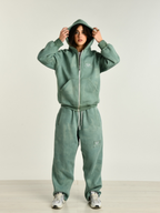 Pantalone donna verde indossato dalla modello vista intera 