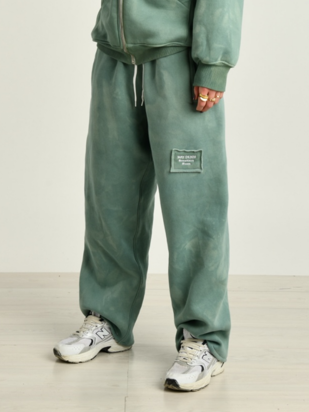 Pantalone donna verde indossato dalla modella vista laterale 