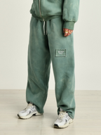 Pantalone donna verde indossato dalla modella vista laterale 
