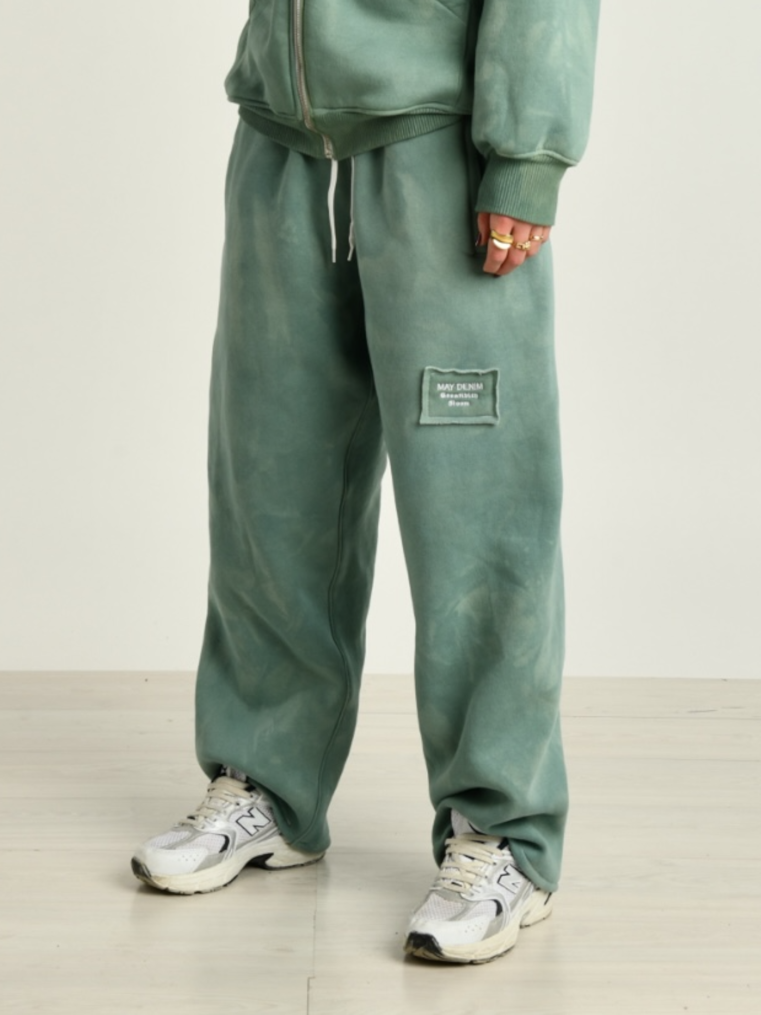 Pantalone donna verde indossato dalla modella vista laterale 
