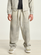 Pantalone grigio uomo indossato dal modello vista frontale