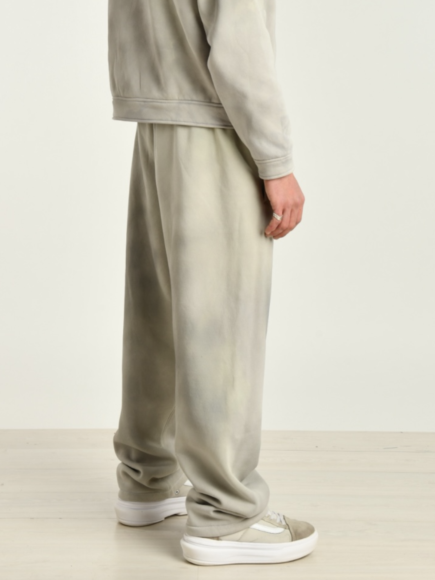 Pantalone grigio uomo indossato dal modello vista posteriore 