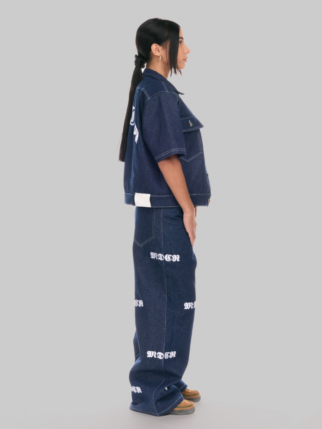 Pantalone mdcr denim donna indossato dalla modella vista laterale 