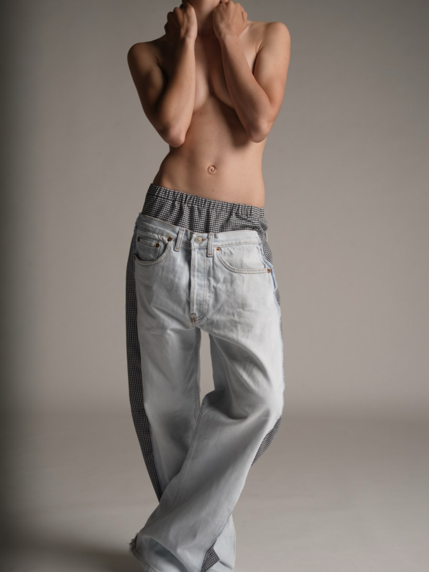 Pantalone remix donna indossato dalla modella 