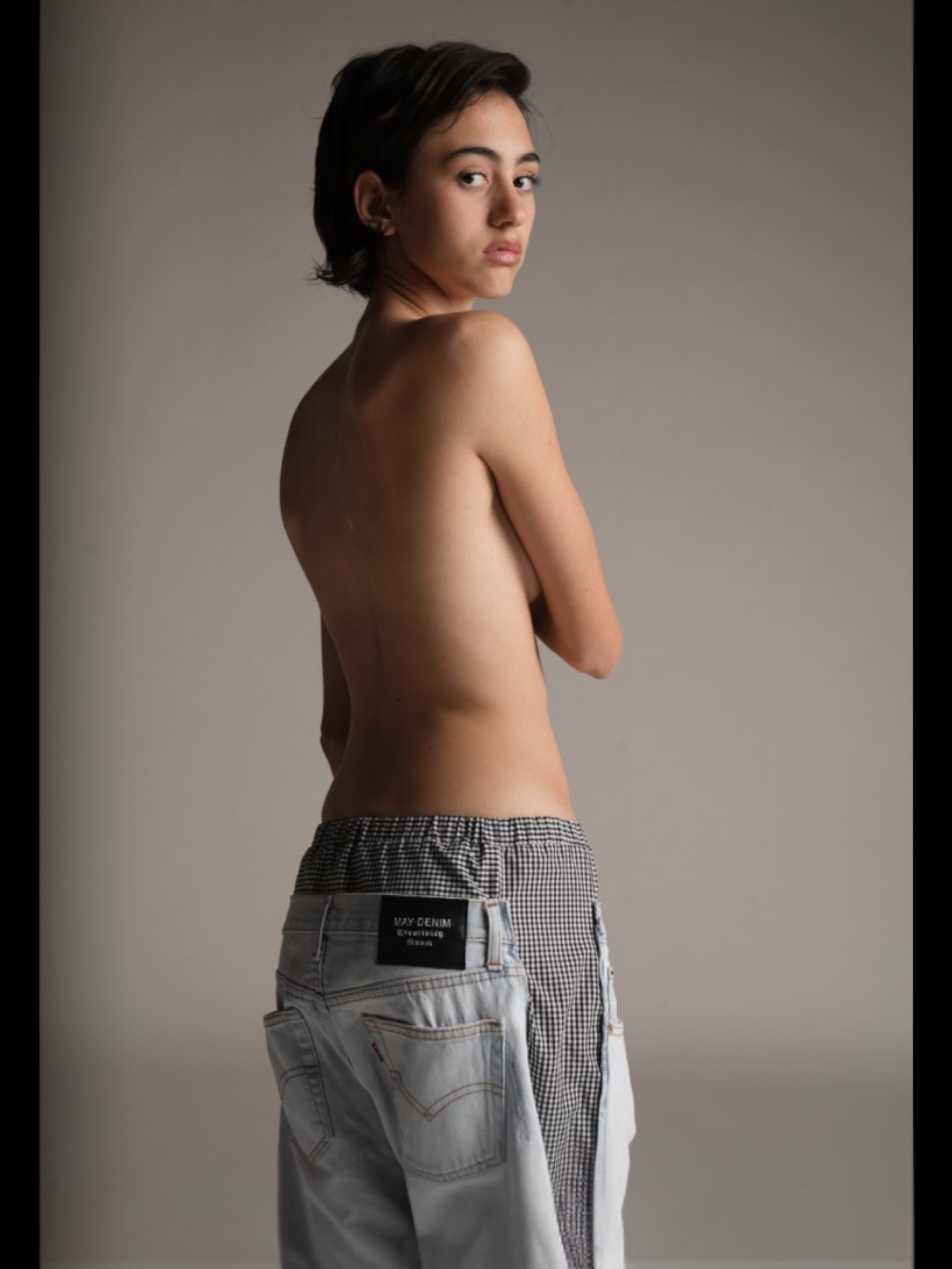 Pantalone remix donna indossato dalla modella vista laterale 