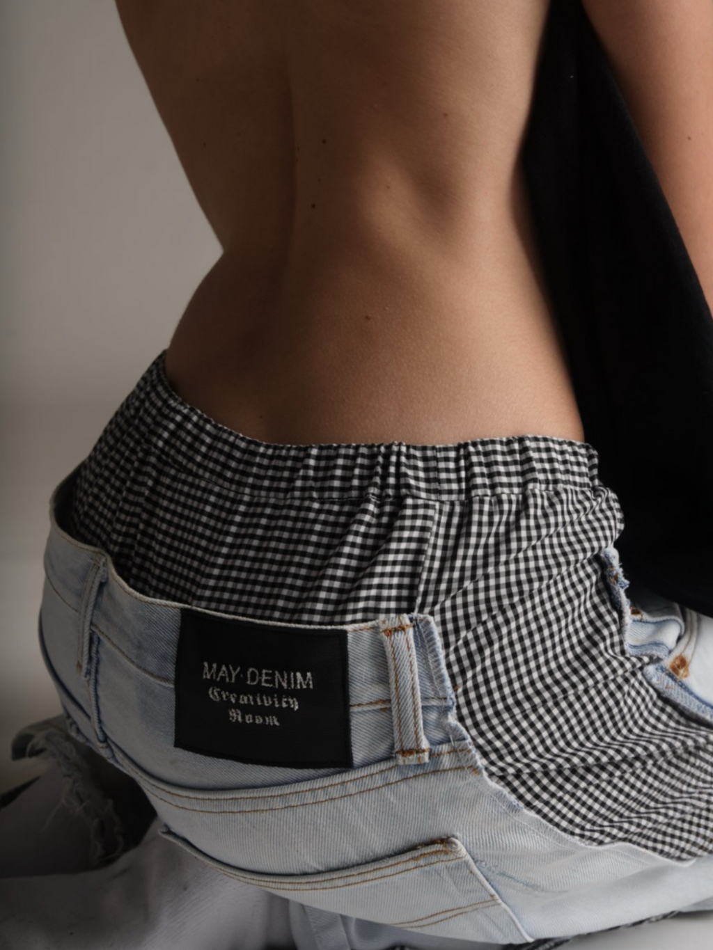Pantalone remix donna indossato dalla modella vista in primo piano