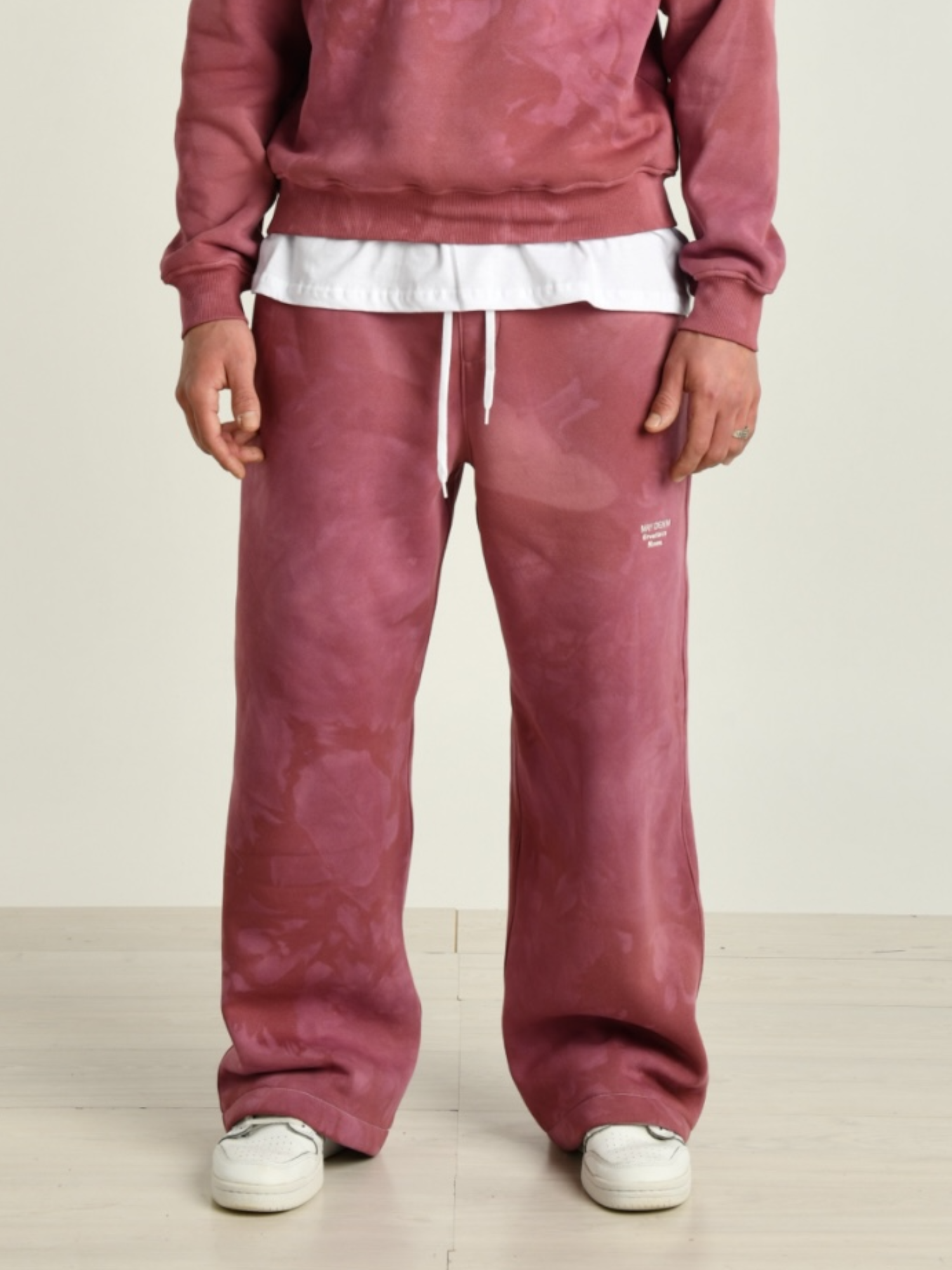 Pantalone rosso uomo indossato dal modello vista frontale 