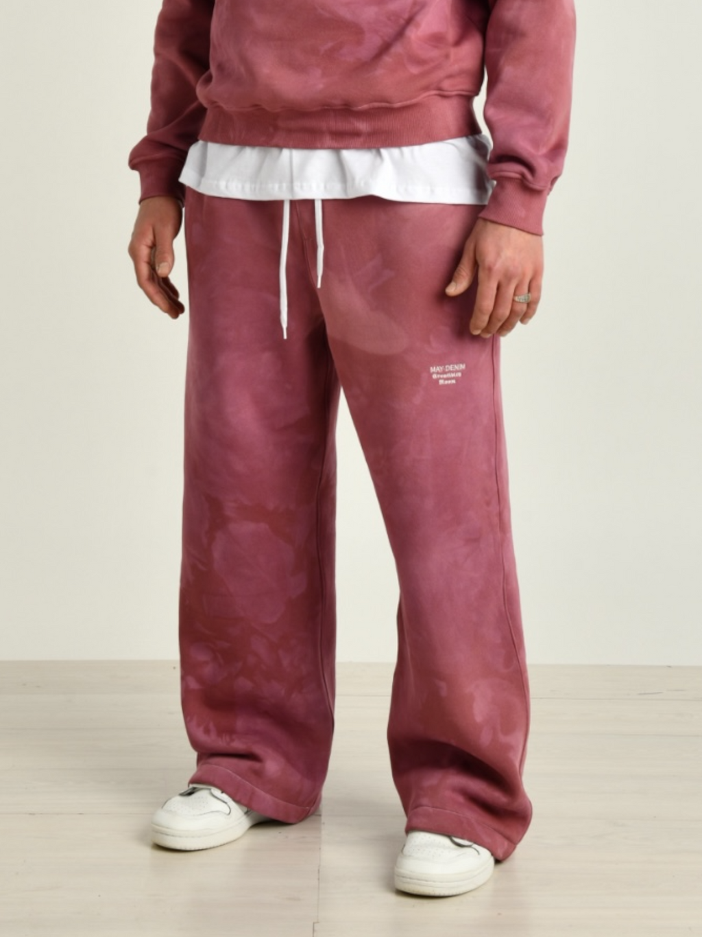 Pantalone rosso uomo indossato dal modello vista laterale 