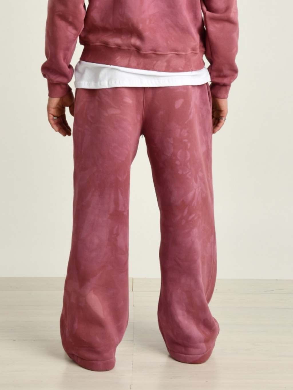 Pantalone rosso uomo indossato dal modello vista posteriore 
