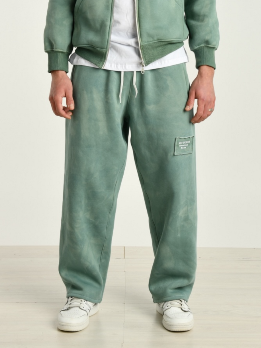 Pantalone verde uomo indossato dal modello vista frontale 