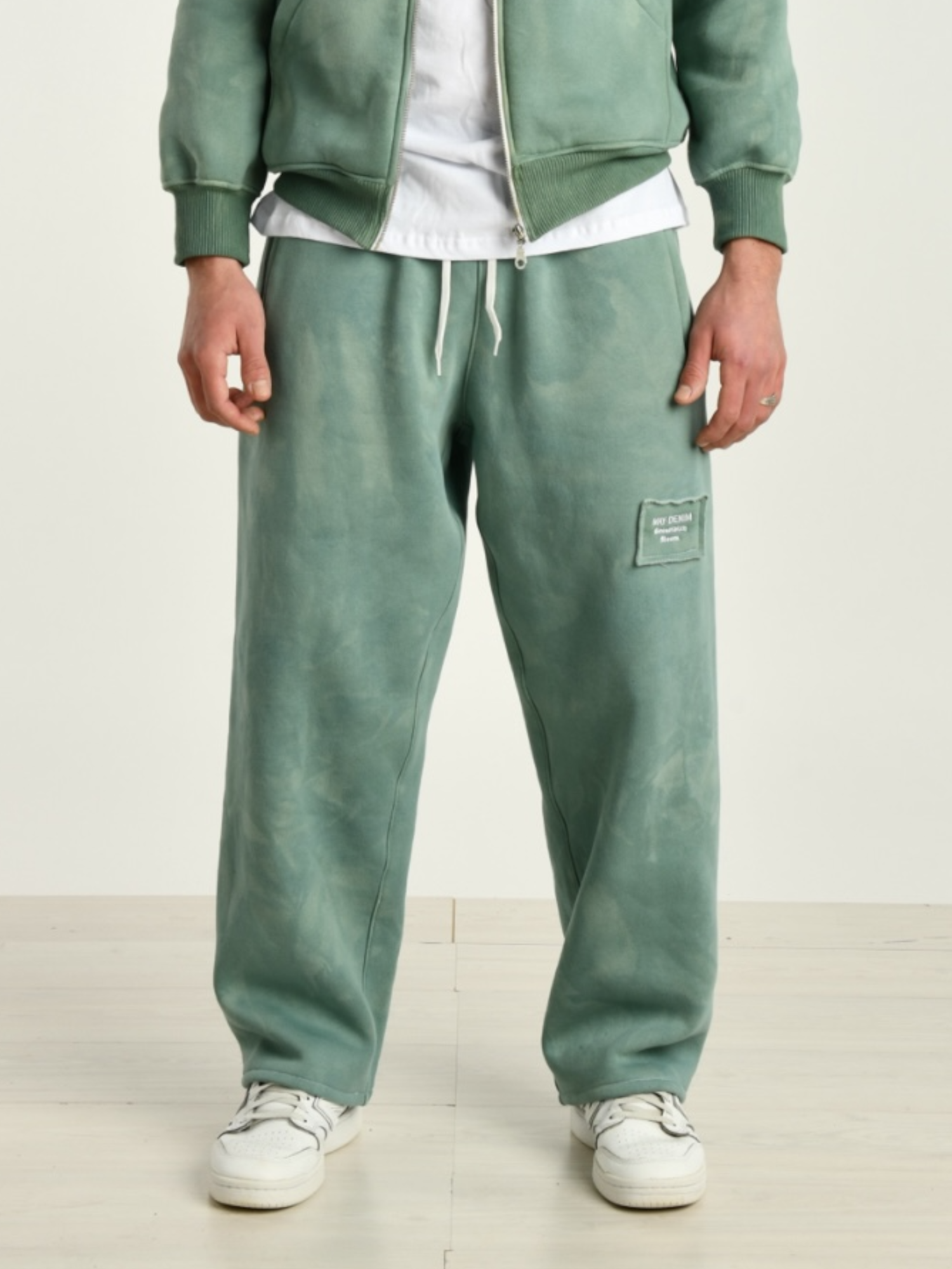 Pantalone verde uomo indossato dal modello vista frontale 