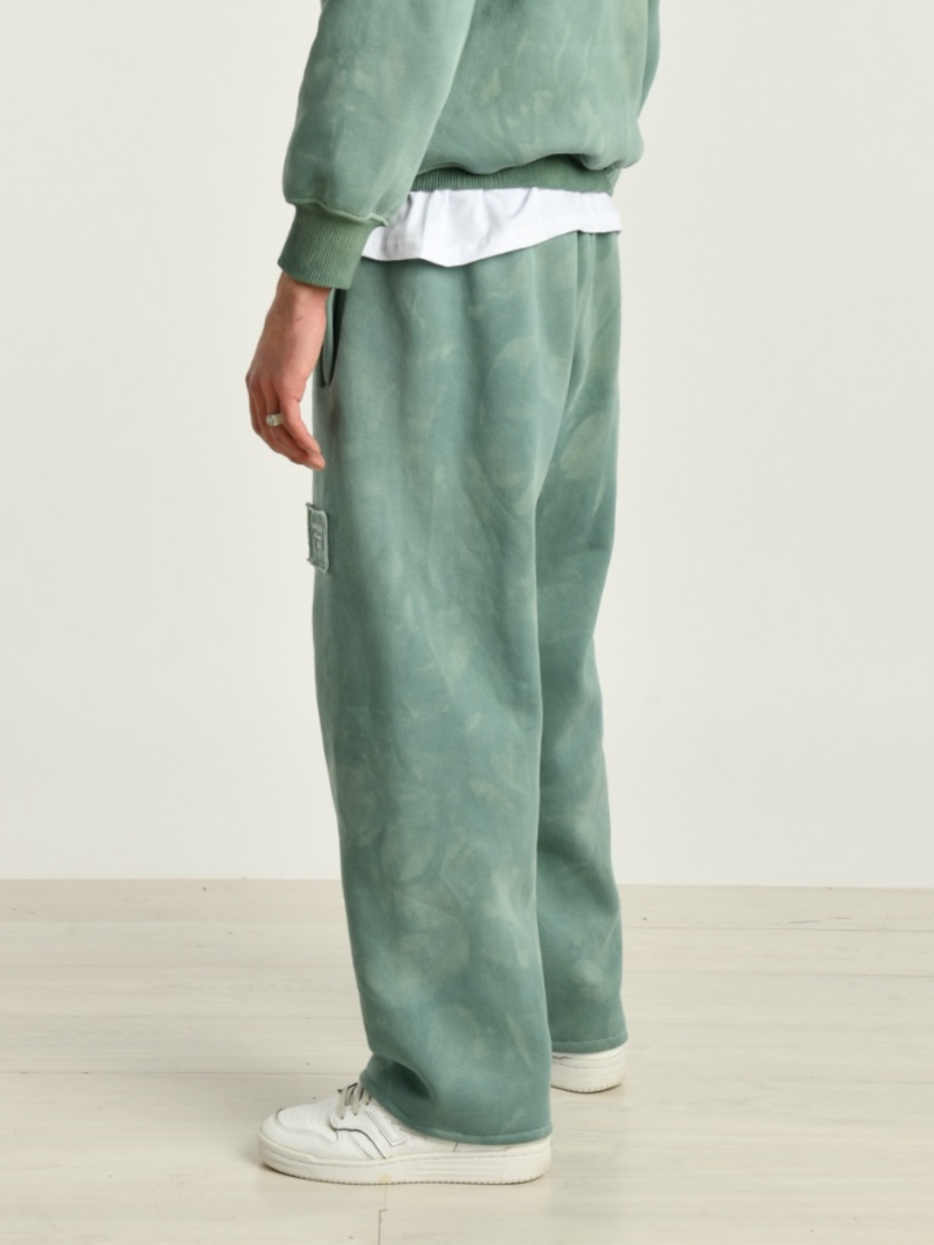 Pantalone verde uomo indossato dal modello vista laterale 