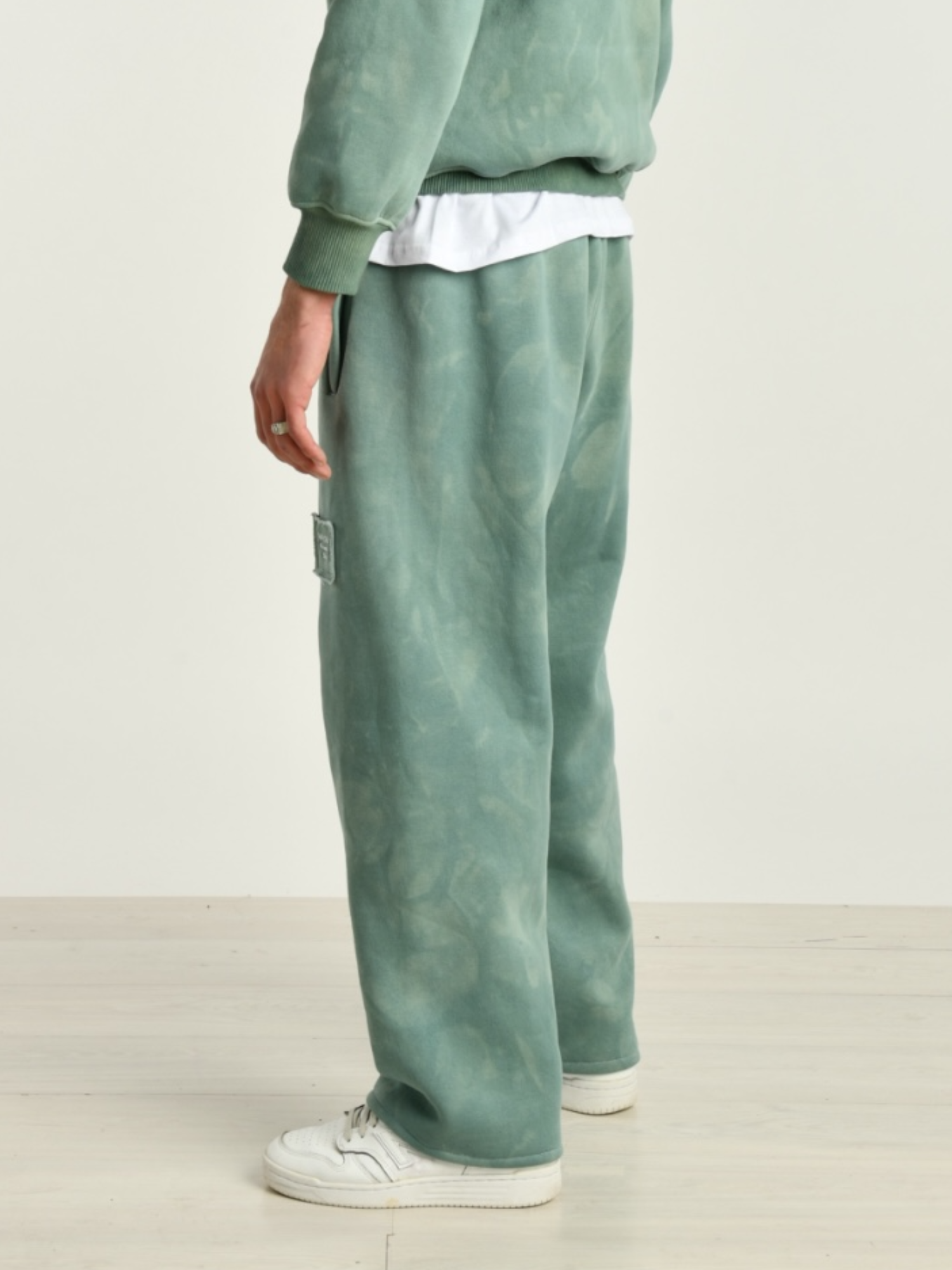 Pantalone verde uomo indossato dal modello vista laterale 