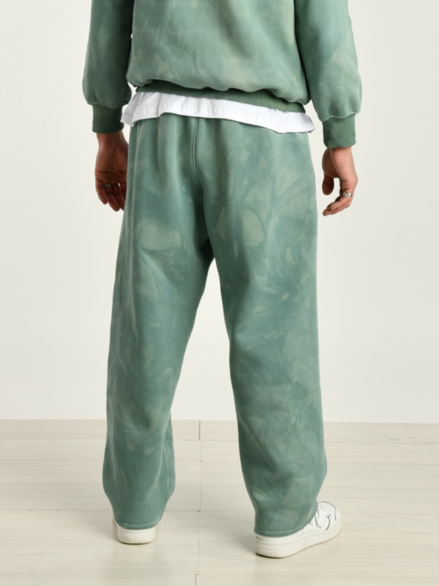 Pantalone verde uomo indossato dal modello vista posteriore 