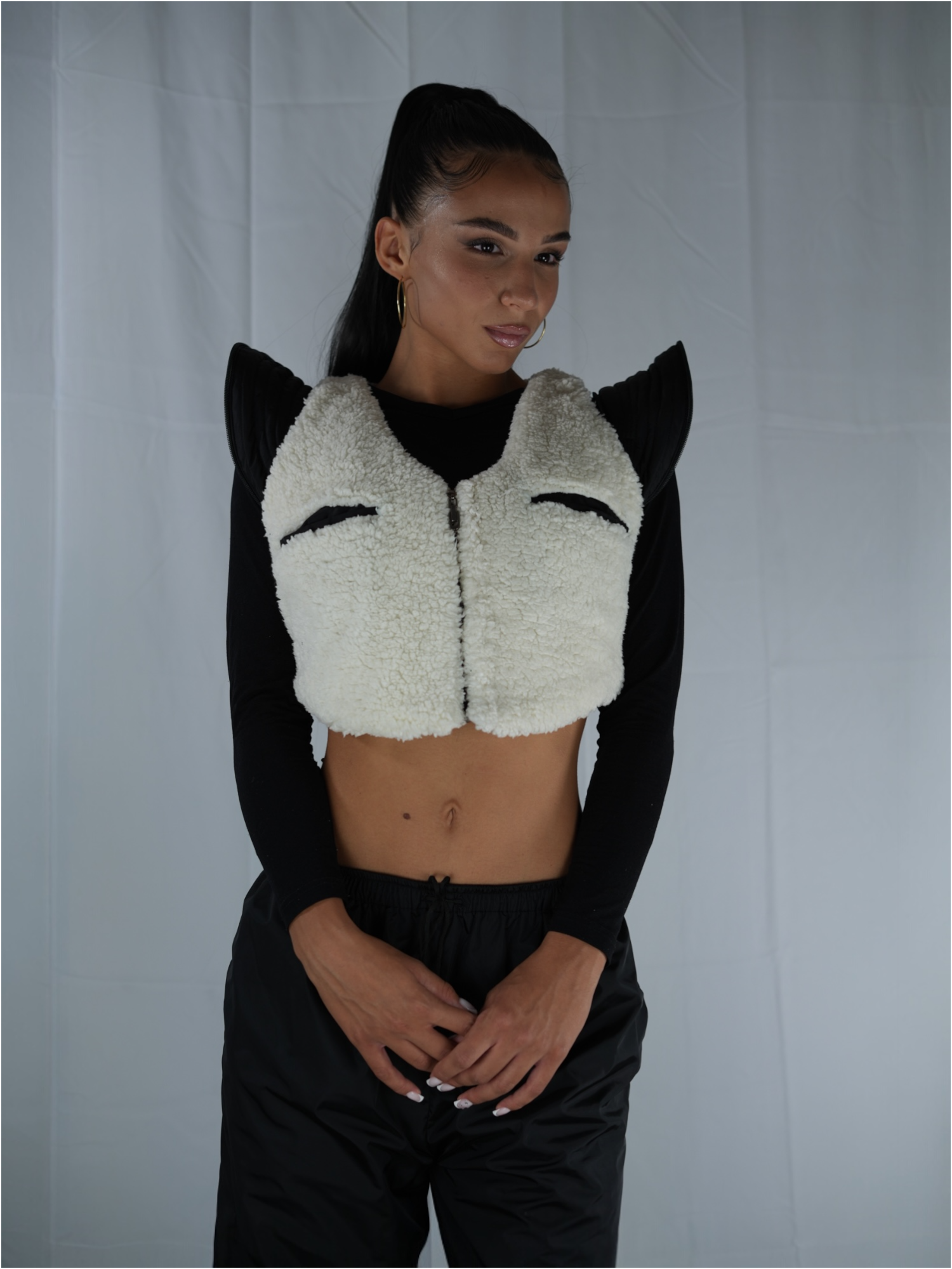 Top donna indossato dalla modella con spalline 