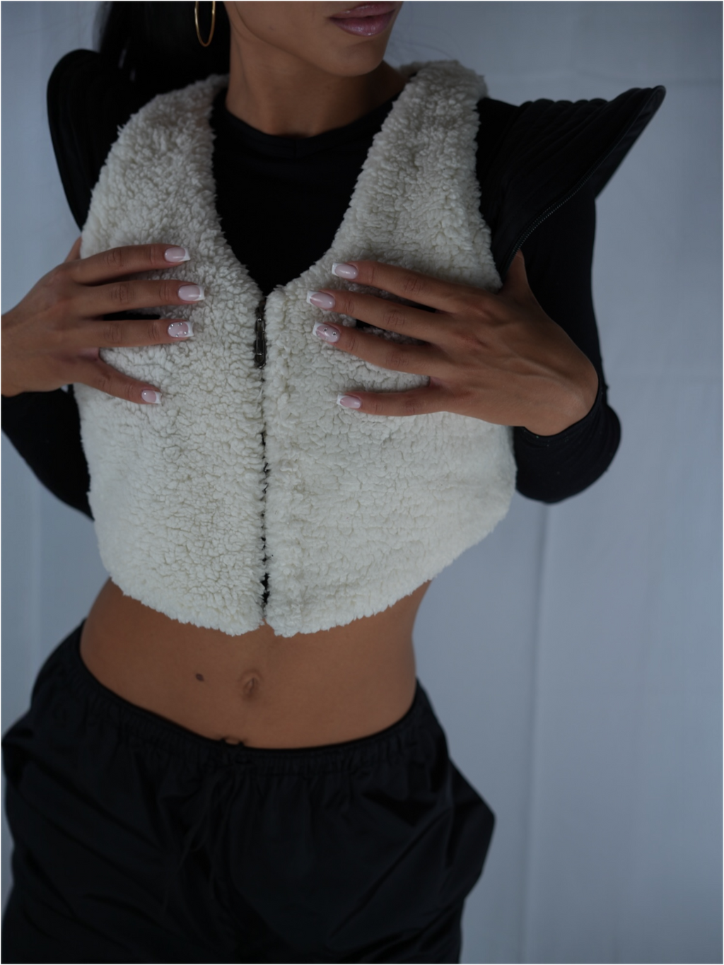 Top donna indossato dalla modella vista frontale 
