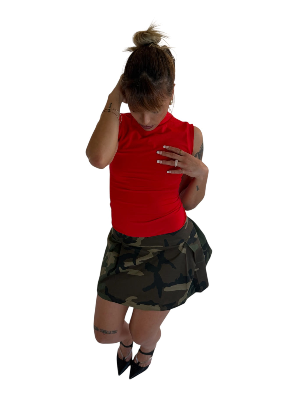 Vestito rosso camouflage donna indossato dalla modella vista frontale 